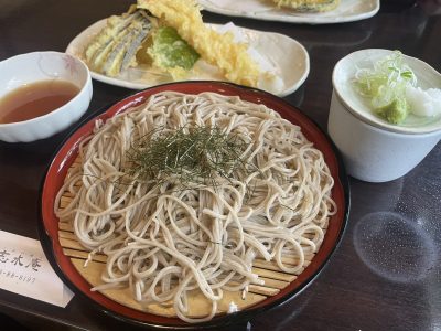 山下りて、新蕎麦を食す。